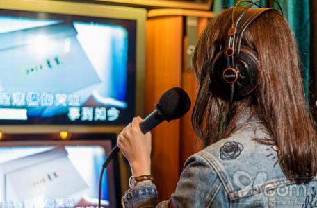一個(gè)人唱迷你ktv